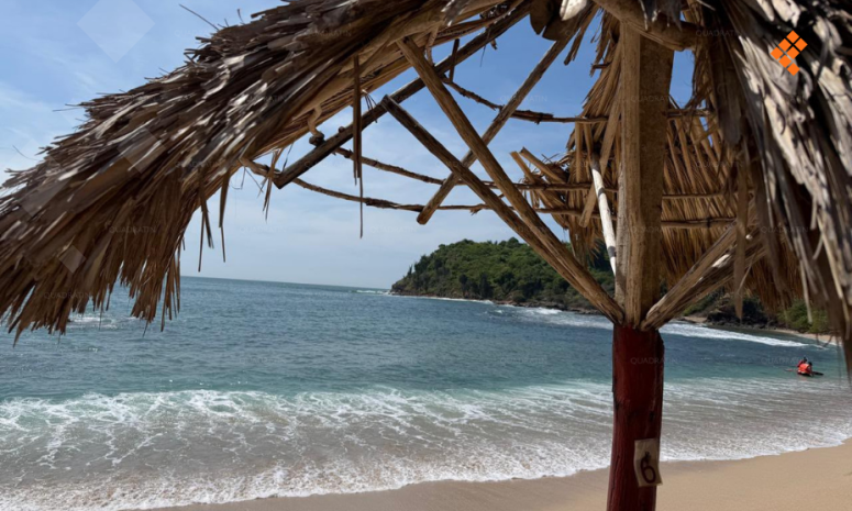 Golpean lluvias y oleaje a restaurantes de la isla de Ixtapa