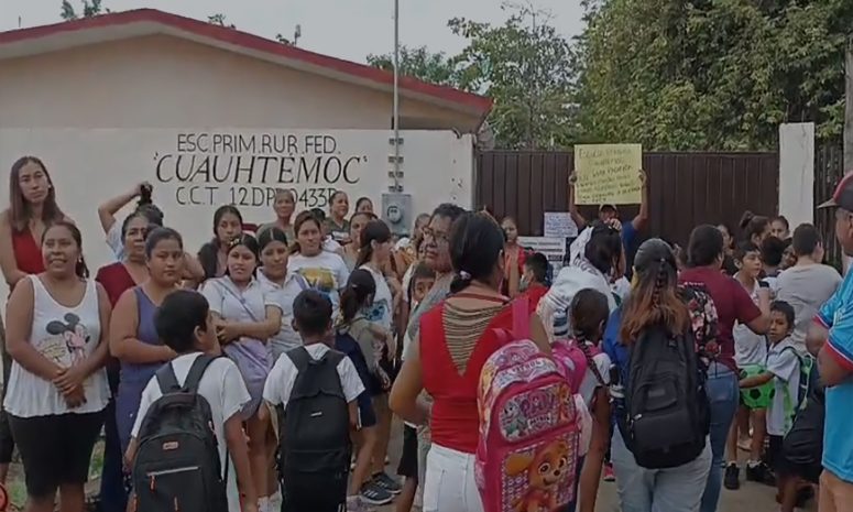 Protestan por falta de maestros en escuela de pueblo de Acapulco
