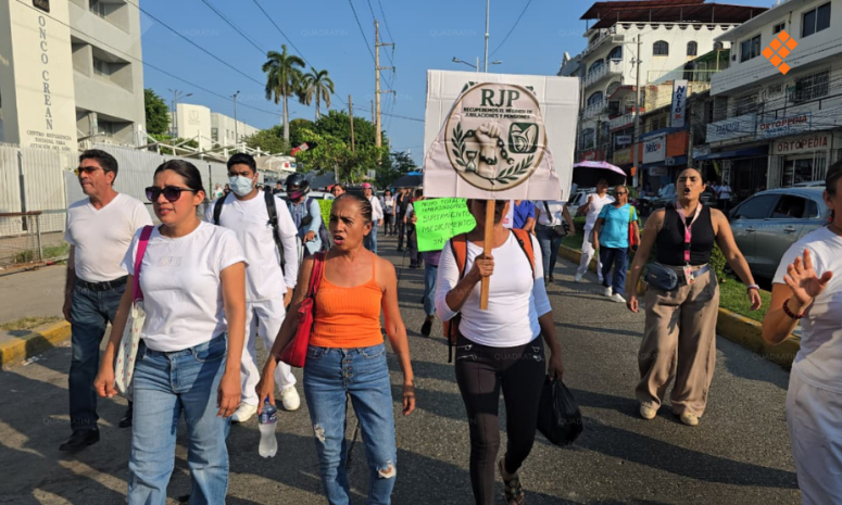 Médicos del IMSS mantienen protesta por salarios y marchan en Acapulco  