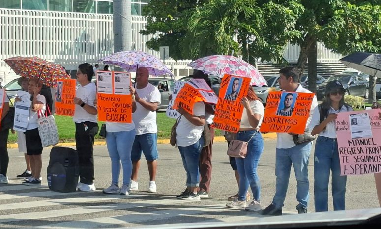 Bloquean la Costera de Acapulco y exigen la búsqueda de un desaparecido