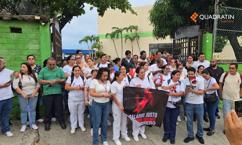 Médicos y empleados del IMSS exigen mejor salario en Acapulco