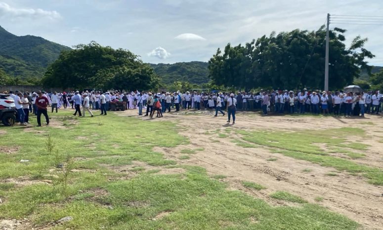 Marchan 2 mil habitantes en Tecpan por los 8 desaparecidos en la Sierra