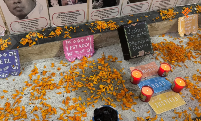 Honran a personas desaparecidas con altar de Día de Muertos en Acapulco