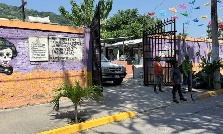 Esperan 7 mil visitantes en panteones de Zihuatanejo por Día de Muertos
