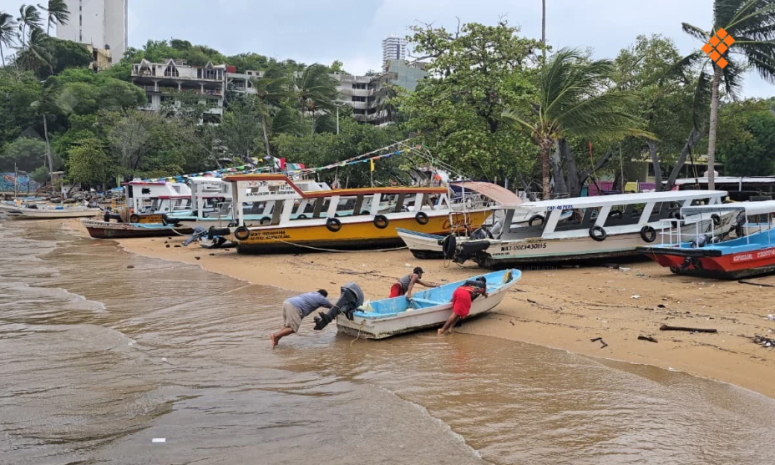 Resguardan lanchas en Acapulco ante amenaza del huracán Trudy