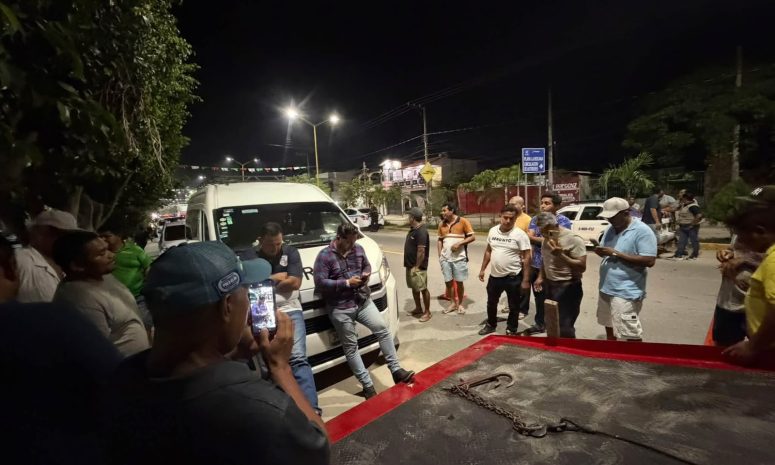 Escala conflicto por la ruta Acapulco-Pinotepa; taxistas retienen Urvan