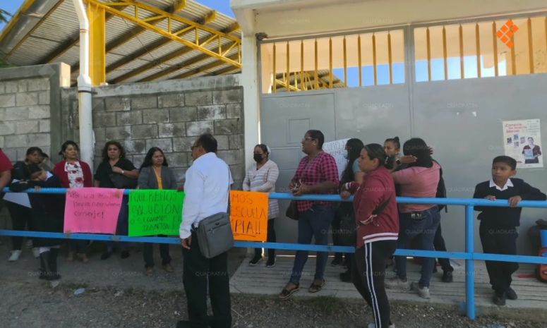 Toman padres una escuela en Chilpancingo para exigir un intendente